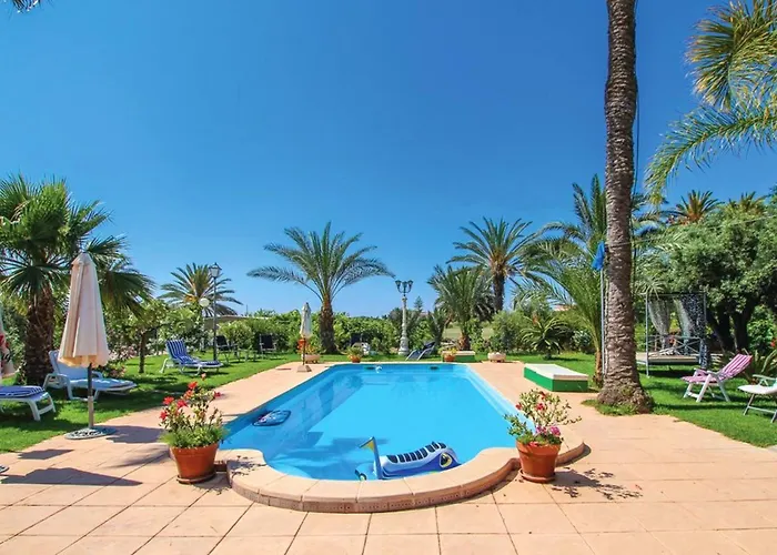 Spacious Villa With Pool Near The Beach In Alicante